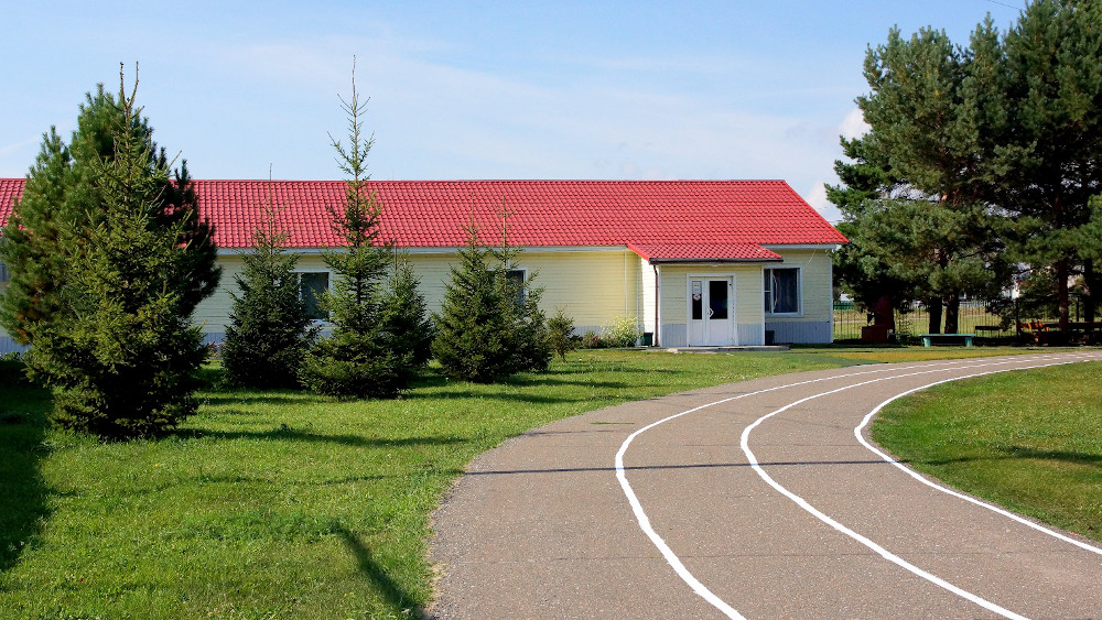 Поляны 2 Альпийская деревня. Альпийская деревня Новороссийск. Альпийская деревня база отдыха Омск. Фото офиса из деревни.